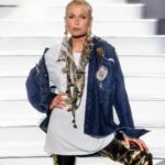 Xuxa Instagram - Vc tá pronto pra viajar nessa nave de nostalgia comigo? Vc sabe como o Natal é especial pra mim e sempre fez parte da minha história… E pra relembrar tantos momentos especiais eu convido vc a reviver essas boas histórias com a minha coleção em parceria com a @reserva e @reversaoficial. Uma linha com frases e desenhos que fizeram parte da minha e da sua história tb! Tudo feito com muito carinho só pra vc! Conheça a coleção completa no site da @reserva ou clicando no link da minha bio. Use o meu cupom: XUXARSV