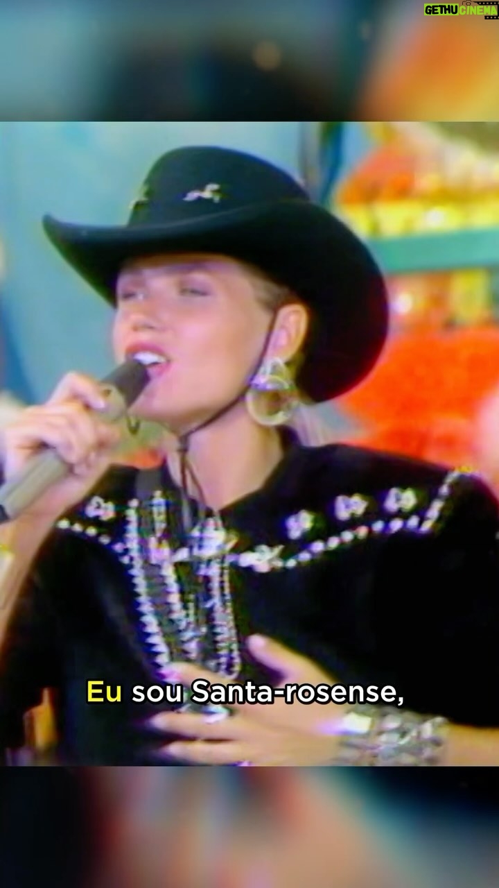 Xuxa Instagram - Uma gaúcha no samba 😂🥳 Um pouquinho da alegria contagiante que eram os carnavais no Xou da Xuxa ✨💋 Equipe X
