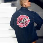 Xuxa Instagram - Vc tá pronto pra viajar nessa nave de nostalgia comigo? Vc sabe como o Natal é especial pra mim e sempre fez parte da minha história… E pra relembrar tantos momentos especiais eu convido vc a reviver essas boas histórias com a minha coleção em parceria com a @reserva e @reversaoficial. Uma linha com frases e desenhos que fizeram parte da minha e da sua história tb! Tudo feito com muito carinho só pra vc! Conheça a coleção completa no site da @reserva ou clicando no link da minha bio. Use o meu cupom: XUXARSV