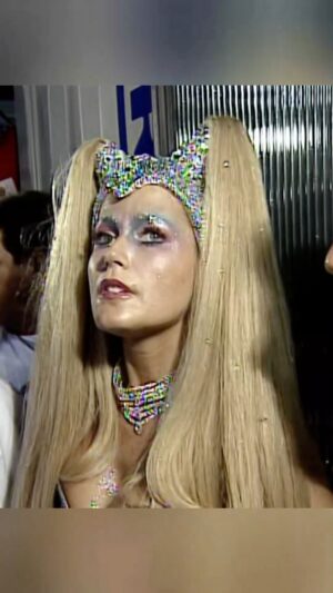 Xuxa Instagram - Há 20 anos, nossa loira foi homenageada pela Caprichosos de Pilares, em 22/02/2004. Quem acompanhou o desfile naquele dia? ✨❤❌ 
Equipe X