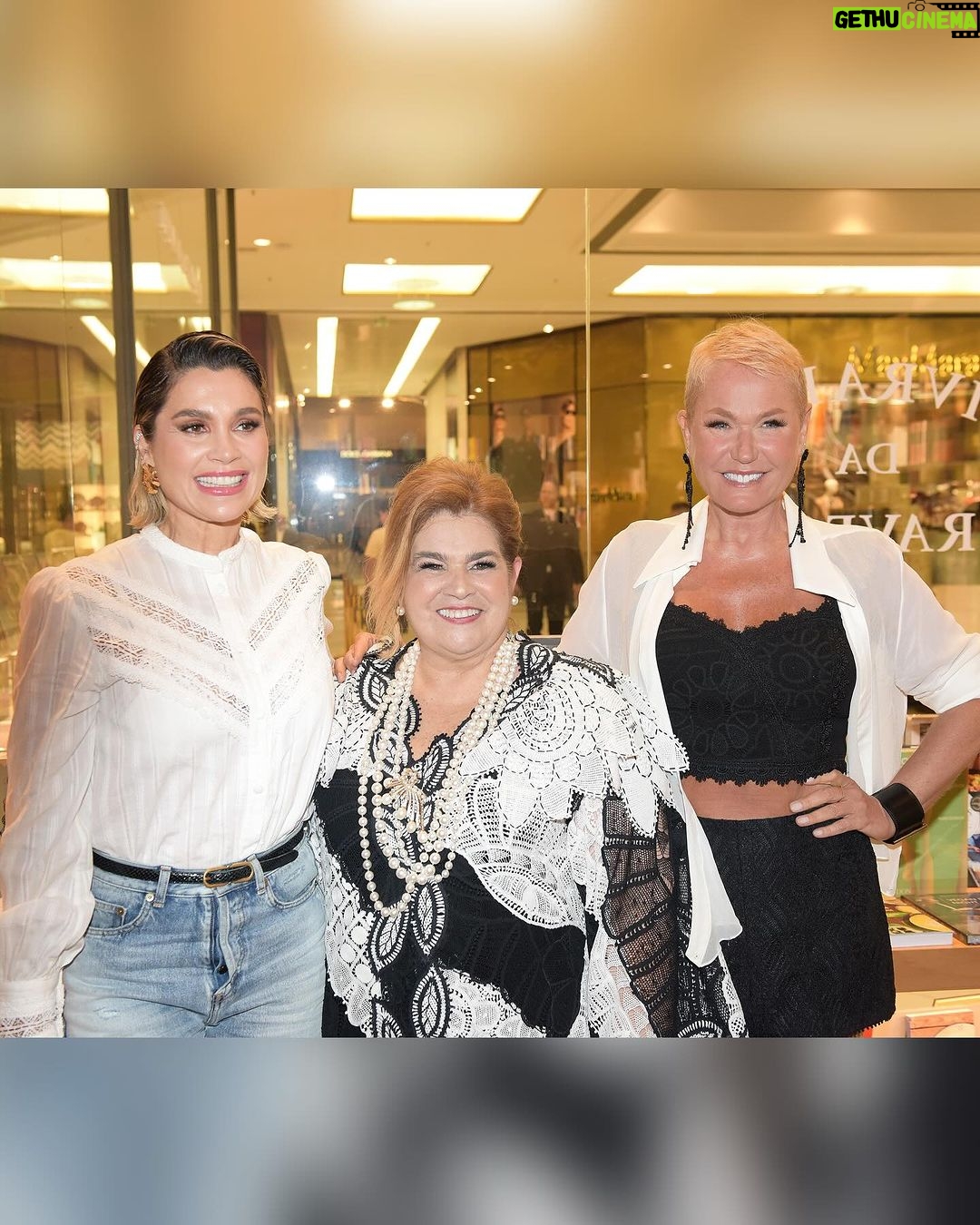 Xuxa Instagram - Noite de lançamento do novo livro de @marthamedeirosreal, “Do Sertão a Hollywood”. ❤️❤️ Fotos @bladmeneghel Equipe X Shopping Iguatemi
