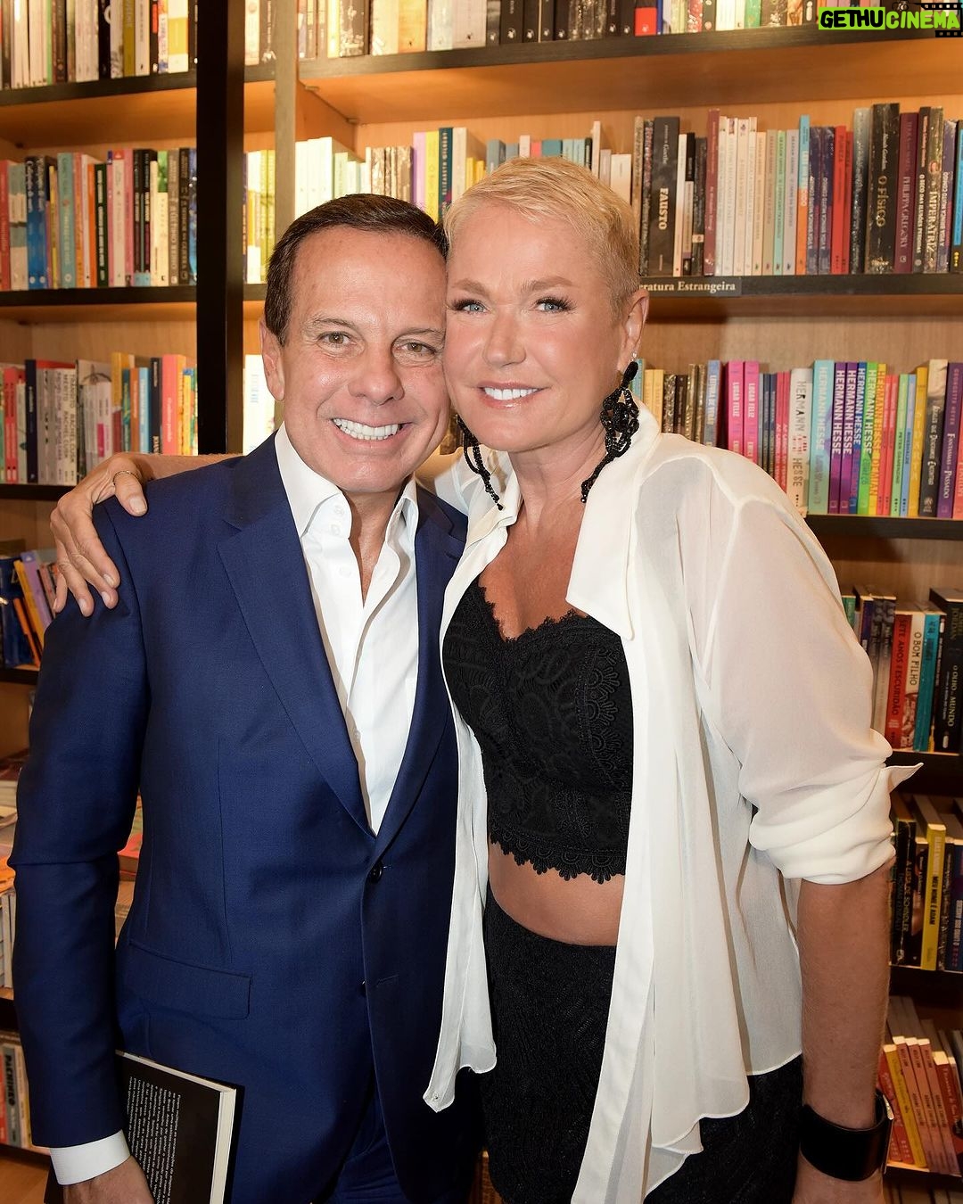 Xuxa Instagram - Noite de lançamento do novo livro de @marthamedeirosreal, “Do Sertão a Hollywood”. ❤️❤️ Fotos @bladmeneghel Equipe X Shopping Iguatemi