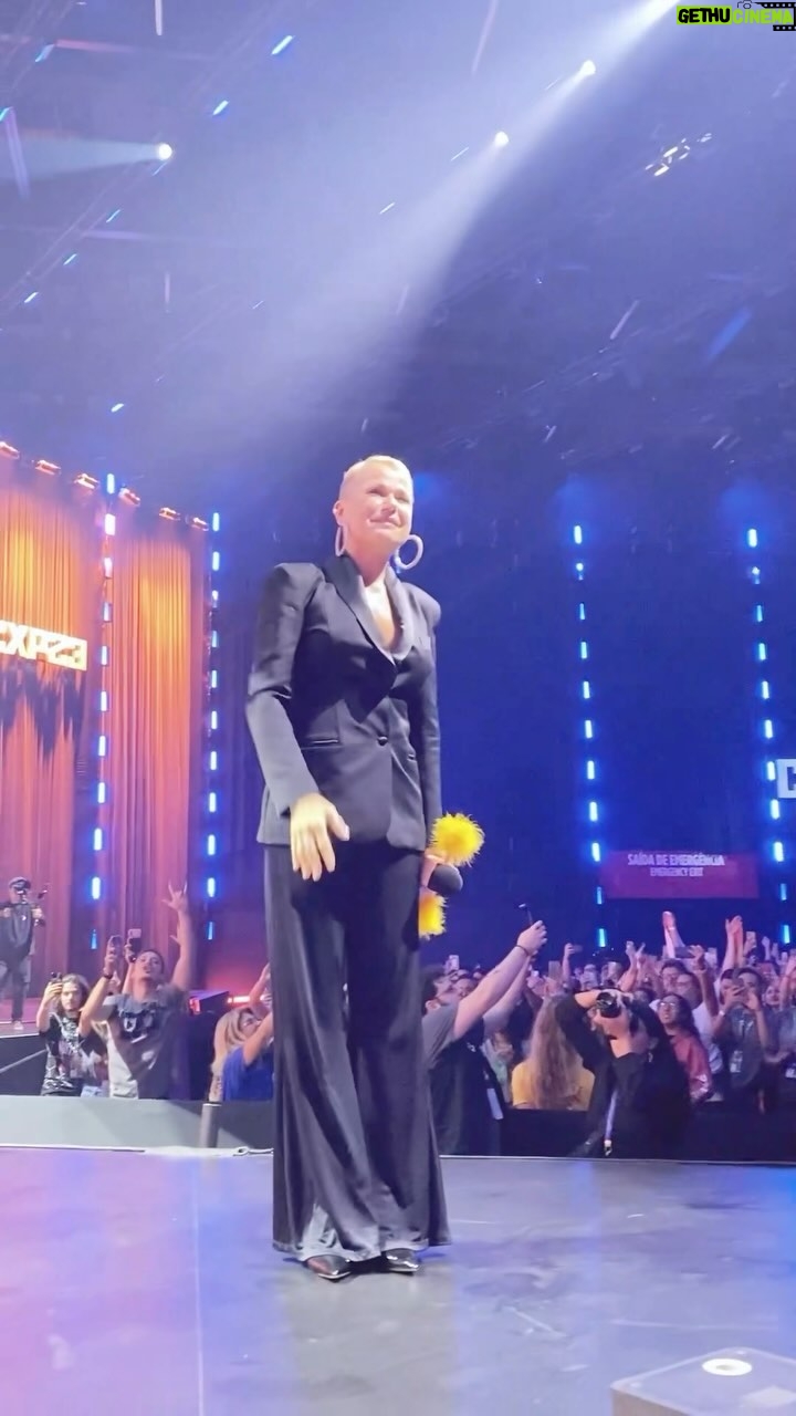 Xuxa Instagram - Nossa loira abriu a programação do #PalcoThunder na #CCXP23 e foi homenageada como a “Rainha dos Baixinhos e Imperatriz da Cultura Pop” 😍❤ Equipe X