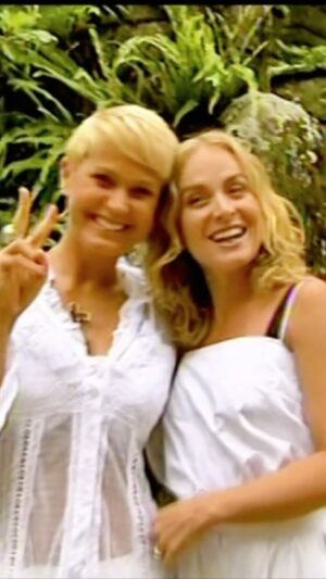 Xuxa Instagram - Nossa amizade amadureceu como nós… que bom poder te chamar de AMIGA… Que venham muitos nivers pra poder reafirmar meu amor por vc @angelicaksy ❤️💋❌