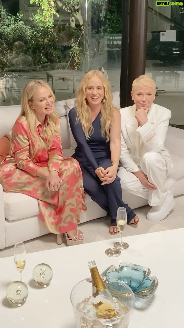 Xuxa Instagram - Um pouquinho dos bastidores da gravação de “Angélica: 50 & Tanto”. O 5º episódio, que tem a reunião das migles, já tá disponível no @globoplay 😍💋 @angelicaksy @eliana Equipe X