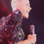 Xuxa Instagram - Um pouquinho do @naviodaxuxa do ano passado só pra dar um gostinho do que vem por aí... Além de muita festa, vai ter muita emoção! #CarnaXuxa 🤟💋❌🎉 Equipe X