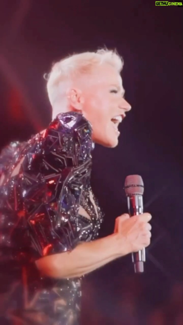 Xuxa Instagram - Um pouquinho do @naviodaxuxa do ano passado só pra dar um gostinho do que vem por aí... Além de muita festa, vai ter muita emoção! #CarnaXuxa 🤟💋❌🎉 Equipe X