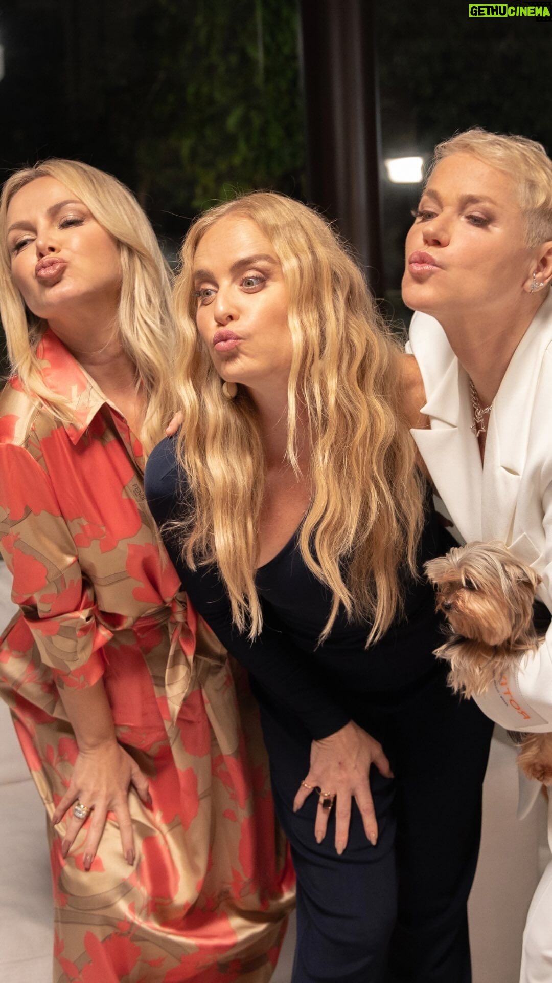 Xuxa Instagram - #ANGÉLICA50ETANTO 📺 Quem é você no grupo de WhatsApp com as amigas? A mais ativa, que nem a @xuxameneghel, ou a mais passiva, que nem a @eliana? 😂🧡 Assista ao novo programa da @angelicaksy quando quiser no @globoplay e toda quinta, às 22h15, no @gnt ✨