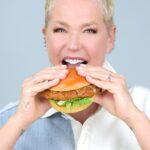 Xuxa Instagram - Mas por que taaão especial? 🤔 bom, a Xuxa vocês já sabem ne?! 😜 🍔Mas o Chicken Especial recebeu esse nome principalmente por causa do seu molho, o molho ESPECIAL! ✨ 🥬com chicken crocante, alface americana fresquinha, picles e pão tostadinho, o molho especial é o toque final que faltava nesse lanche! 🤤Cremoso e agridoce, ele foi inspirado em alguns dos lanches mais amados do MUNDO! E depois dde meses em desenvolvimento, chegamos em um sabor realmente ESPECIAL! 💜 Conta pra gente, você ja provou o Chicken Especial?👀 🌱Ah e lembrando, tudo 100% VEGETAL! Comer bem, se senti bem e fazer o bem - vem!💜