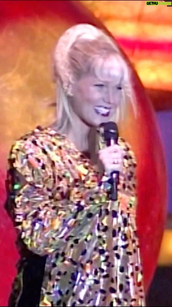 Xuxa Instagram - #TBT Em janeiro, todos vão poder cair na folia com a nossa loira no Festival Spanta! Para aquecer os motores, vamos relembrar essa performance de “Xuxalelê” no show realizado em Nova Friburgo em 1998 #TBTdaXuxa