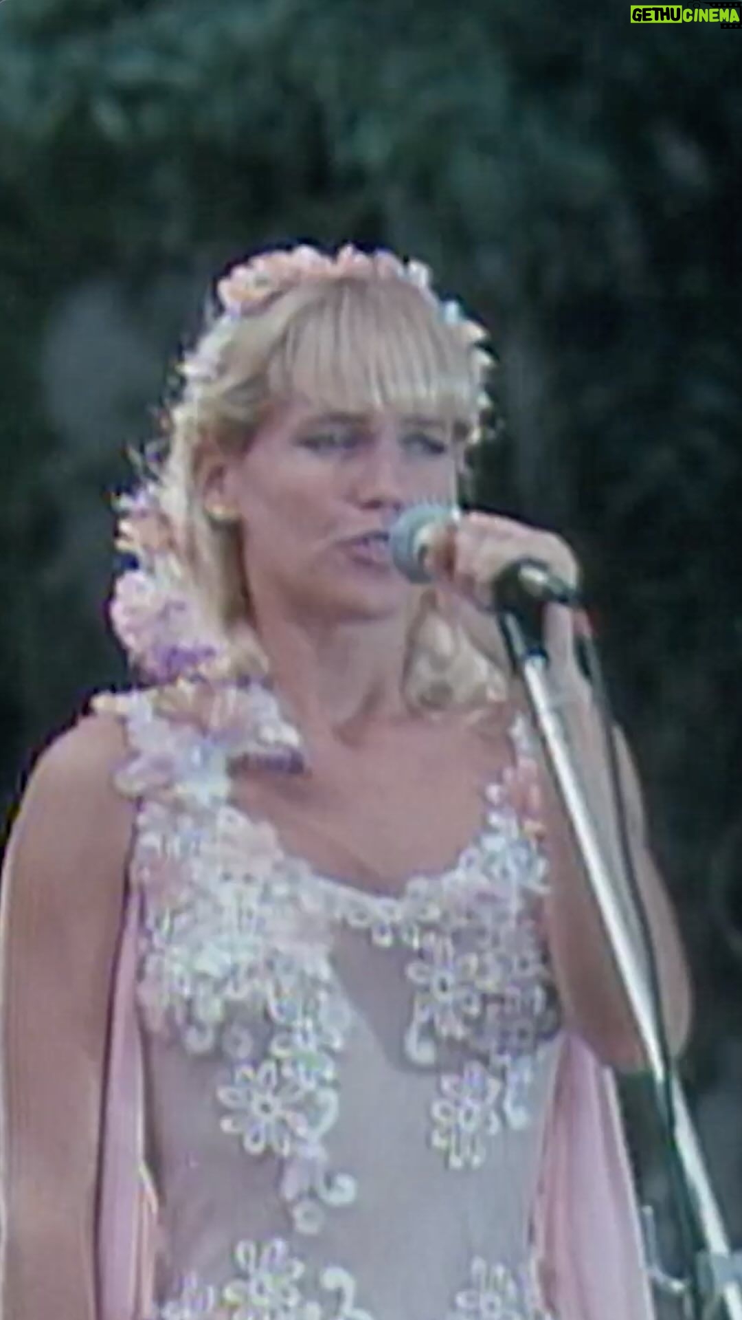 Xuxa Instagram - Chega de buscar a sorte porque ela já chegou aqui! 🌟 Bora assistir #LuaDeCristal 🌙✨ #PraTodosVerem: Trecho do filme Lua de Cristal. No vídeo está a protagonista Xuxa cantando a música Lua de Cristal vestida de princesa co arco de flores na cabeça. Ela está em uma espécie de palco, e em volta dela há alguns músicos tocando instrumentos.