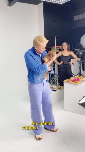 Xuxa Instagram - É o colinho da mamãe que você quer, né @doralicemenegheloficial? ❤🐾
Equipe X
