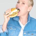 Xuxa Instagram - Segunda sem carne, e você acha mesmo que a gente só come alface?! 😮‍💨 Acha mesmo que pra ter proteína precisa ter pelo menos um ovinho? Nem um peixinho? 😅 Aqui não precisa 💜🍔🌱 Vem de XBLOOM, que a gente garante uma segunda 🍔Sem carne, sem plástico e sem emissão de carbono 🍟E CHEEEIA proteínas, fibras e claro: MUITO SABOR! 🌎O futuro já começou, vem com a gente – é só dar a primeira mordida, o resto, a gente garante😉 Comer bem, se sentir bem e fazer o bem! Vem? 💜🌱