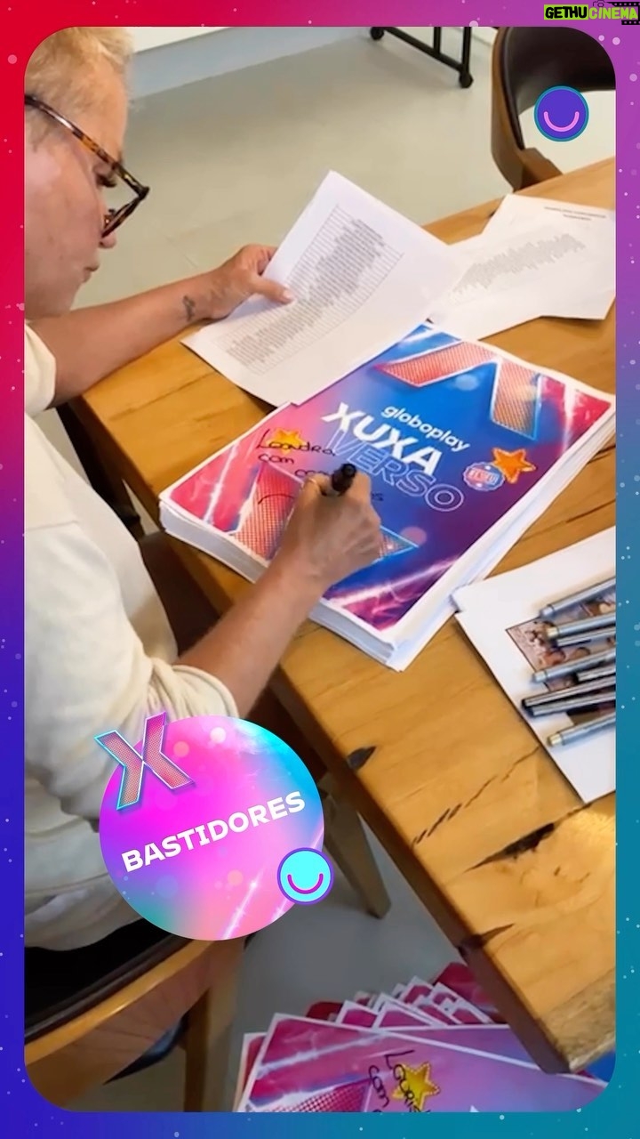 Xuxa Instagram - #XUXAVERSO 👑 Tem surpresa para os fãs! ❤️ Além de encontrar a @xuxameneghel, a turma que garantiu a figurinha diamante do Xuxaverso leva pra casa um autógrafo personalizado da Rainha 😍