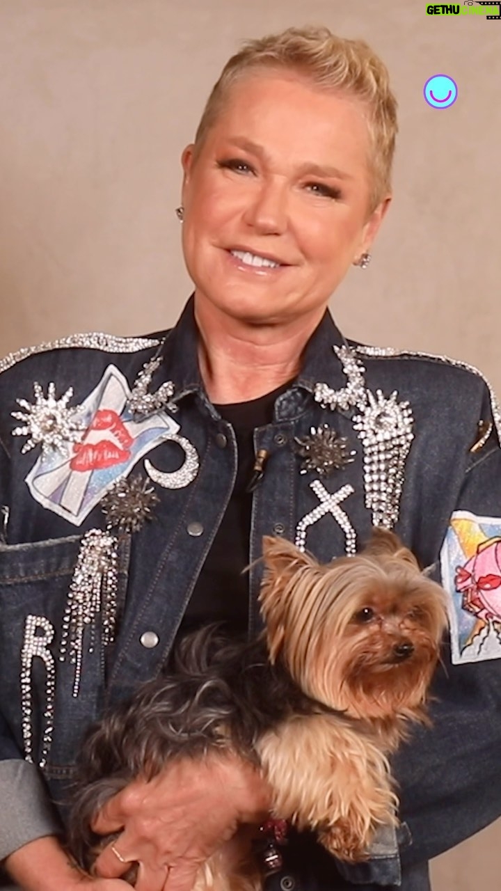 Xuxa Instagram - #XUXAVERSO 👑 Olha quem está por aqui! ❤️ Hoje é dia da @xuxameneghel encontrar os fãs que garantiram as figurinhas diamante do #Xuxaverso ✨ E a Rainha promete muitas surpresas, viu? 😍