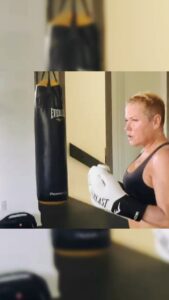 Xuxa Instagram - Começando a cuidar do meu corpo com @chico_salgado Um dia chego lá. 🥊💋
