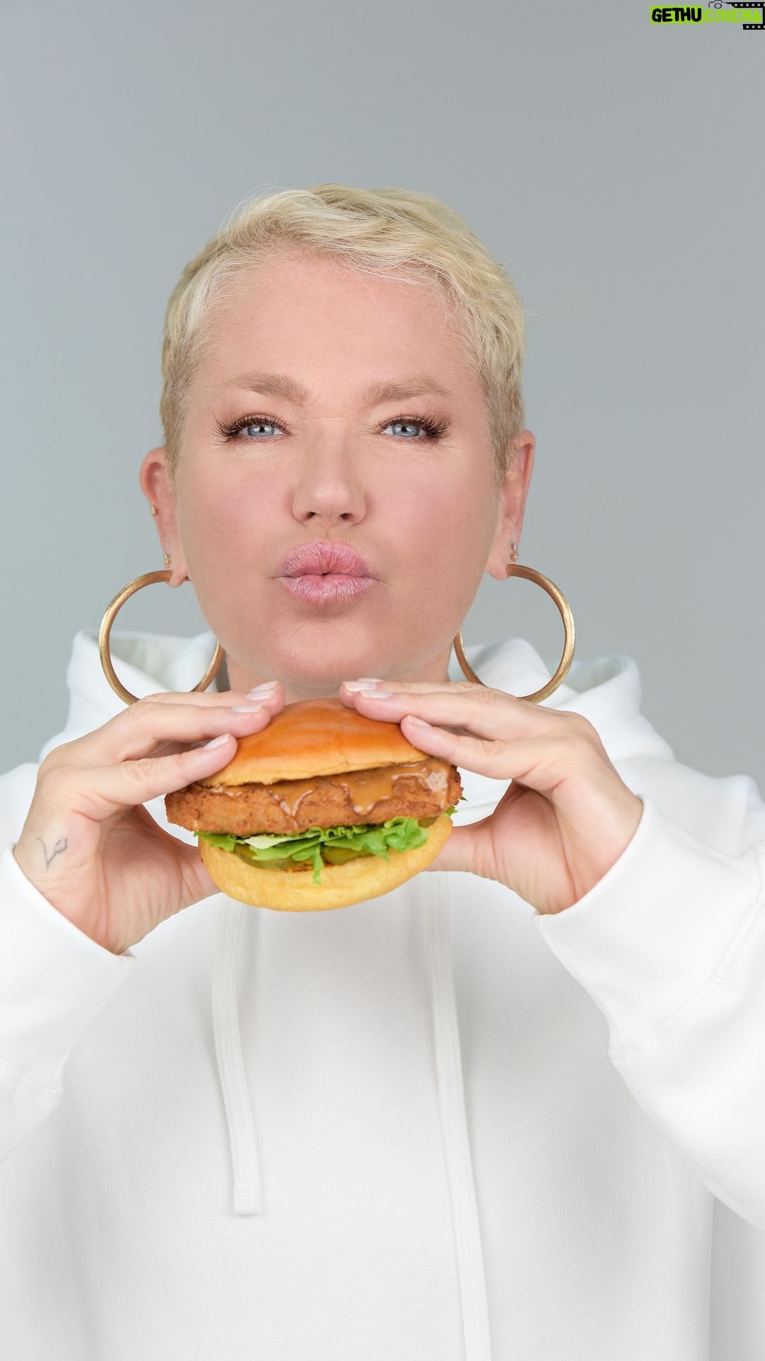 Xuxa Instagram - Gravação pra XBLOOM 📸 Tem muita novidade vindo aí! 🌱🍔 Quer saber mais sobre a (r)evolução do fast food? Siga e acompanhe @bloomfastgood 💚 Equipe X