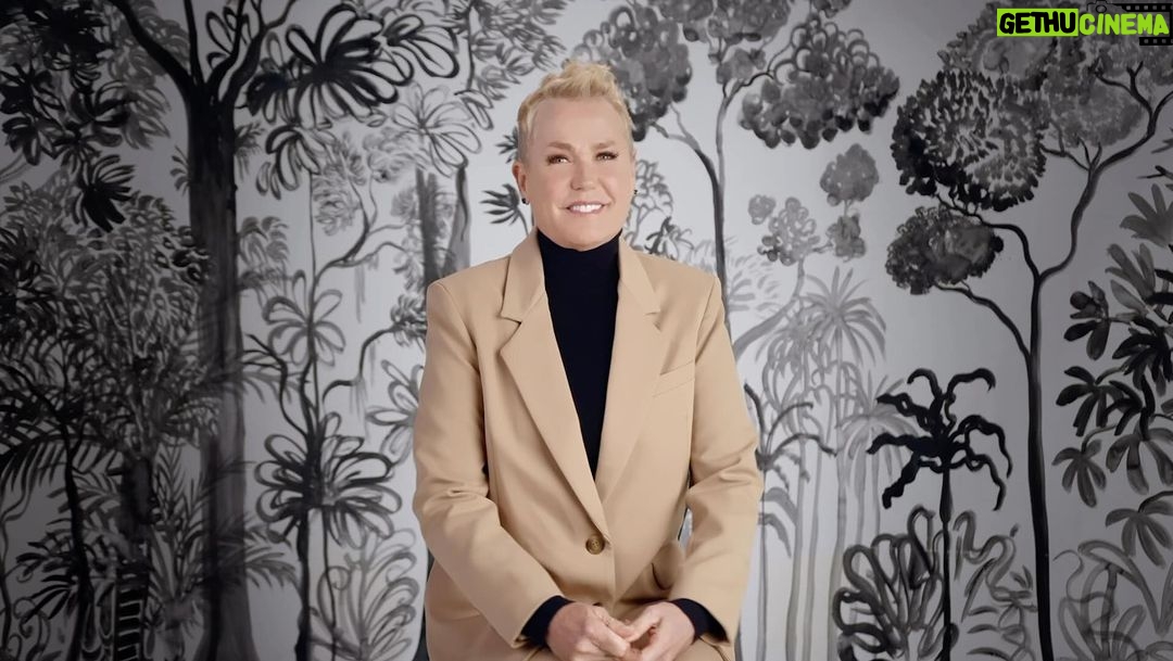 Xuxa Instagram - Apoie o Projeto de Lei 4278 de 2023
Essa é uma história real de alguém que teve que crescer sem mãe porque os ideais de progresso desconsideraram sua existência. A Laura foi um dos tamanduás-mirins que recebemos ao longo do nosso trabalho, vítimas de atropelamentos nas estradas. Tamanduás tem um desenvolvimento lento, passam um longo período abraçados nos dorsos de suas mães e depois acompanhando-as por quase um ano. São animais ameaçados, frágeis, cujo manejo em cativeiro para soltura é bastante desafiador. E é absolutamente cruel e vergonhoso que a nossa legislação desconsidere a obrigação dos responsáveis pelas rodovias que cortam todo esse país, sobre seu impacto em nossos bichos, causando extinção e sofrimento.
Por isso, estamos todos juntos pela aprovação do Projeto de Lei 4278 de 2023, para ampliarmos a proteção à nossa biodiversidade. Entre no link na bio do nosso @institutovidalivre , assine e transforme essa história. Obrigado demais @xuxameneghel por todo seu carinho, talento e força sempre com o nosso trabalho e com causa dos que não tem voz. Obrigado tb a toda sua equipe @tatianamaranhao @txiello_ @edduhmakeup @rodspava por estarem conosco ❤️ Essa campanha é uma criação do @institutovidalivre com a direção assinada por @joanamariani os textos são de @roberto.vitorino e @rochedseba a fotografia de @andrehawk trilha @mariagadu animação @carloshsaldanha e @koy.factory produção executiva @marcela_neumayer #campanhavozes #pl4278 #4278 #institutovidalivre #amarélibertar #xuxa #tamandua #tamanduamirim #anteater