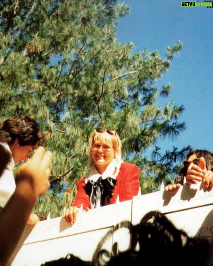 Xuxa Instagram - #TBT da época em que os fãs argentinos acampavam em frente à casa da loira em Buenos Aires, na Calle Eifleim, quando ela ia gravar o "Show de Xuxa". 🇦🇷 ❌❤️ Equipe X