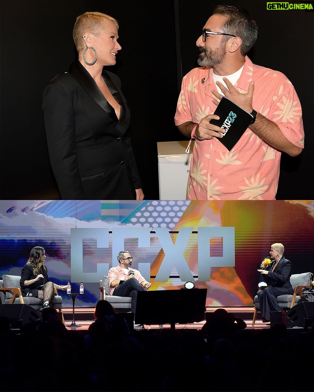 Xuxa Instagram - O prêmio de estar num evento como esse e ainda ser homenageada... ❤ Bgda pelos lindos momentos q eu vivi 💋❌ @ccxpoficial @omelete @forlani @tati @divadepressao @marcelohessel @ayrezmariana @umageekmedisse @globoplay @gshow @carrascojorge #CCXP23 📸 @bladmeneghel Make @edduhmakeup