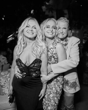 Xuxa Instagram - Vcs sabem como eu sou difícil de ir em festas né?
Sou bicho do mato 100% e Ju @junnoandrade tb é!
Mas… 50 anos é muito especial, ainda mais pra ela que eu adoro num grau absurdo…
Migliz e Lu: vcs são incríveis! 
Parabéns por tudo.
E te adoro Angel! ❤️💋❌ @angelicaksy @lucianohuck