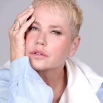 Xuxa Instagram - Acesse o link na BIO e leia a entrevista completa da loira para a @heloisatolipan ✨❤ 📸 @bladmeneghel Equipe x