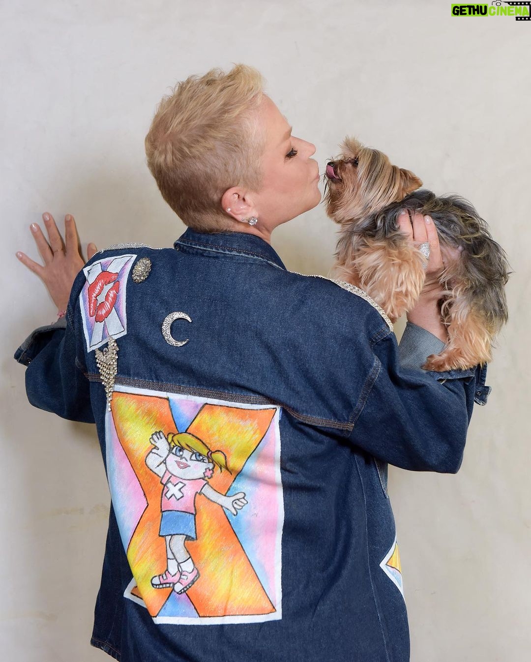 Xuxa Instagram - “Nessa nave iremos com vc aonde for….” ❌🛸 Ontem os fãs que garantiram a figurinha diamante do XuxaVerso encontraram nossa loira para um evento exclusivo!!! ✨ @globoplay @ferodriguesoficial Fotos @bladmeneghel Equipe X