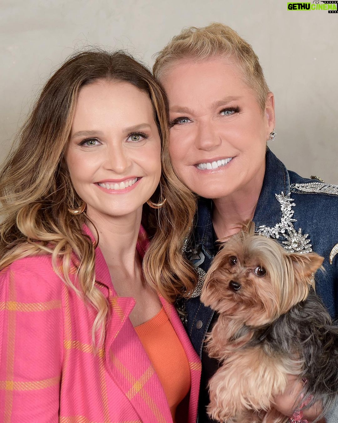 Xuxa Instagram - “Nessa nave iremos com vc aonde for….” ❌🛸 Ontem os fãs que garantiram a figurinha diamante do XuxaVerso encontraram nossa loira para um evento exclusivo!!! ✨ @globoplay @ferodriguesoficial Fotos @bladmeneghel Equipe X