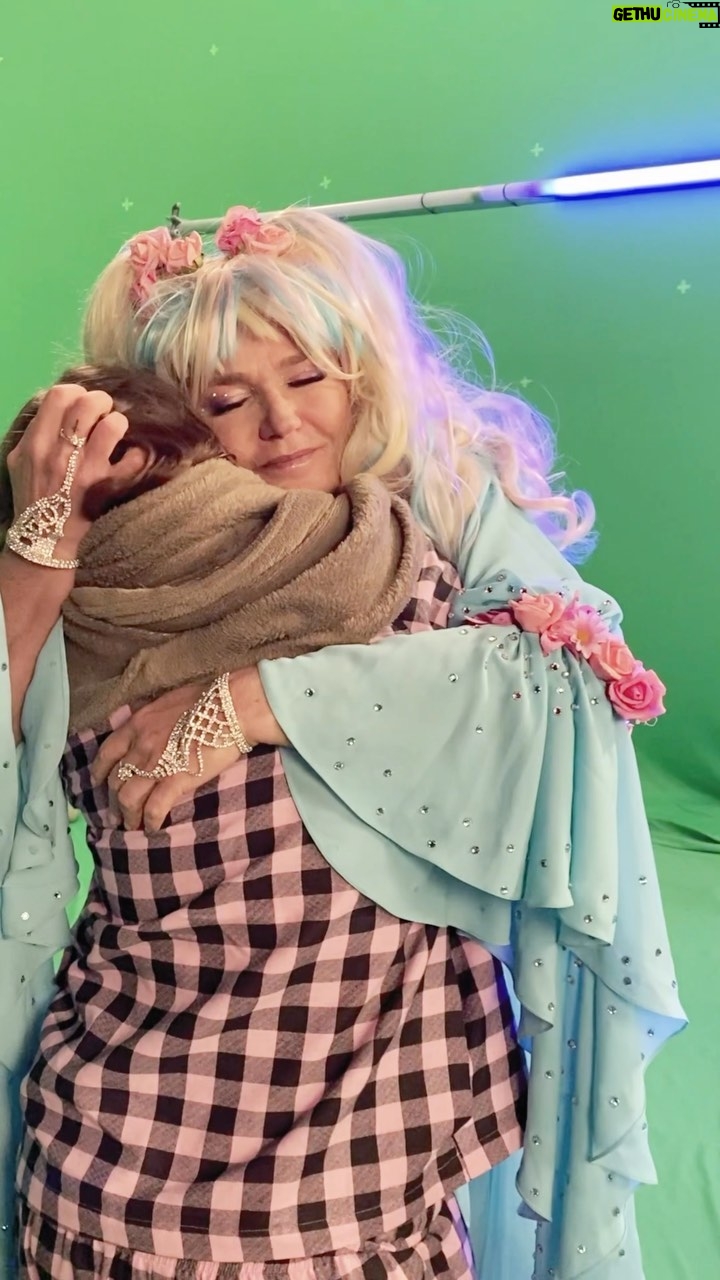 Xuxa Instagram - Por trás da mágica: um pouquinho dos bastidores de @umafadaveiomevisitar ✨🎬 Quem aí já foi ver nos cinemas? ❤❌ Equipe X