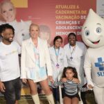 Xuxa Instagram - Hoje nossa loira acompanhou a sessão especial de Uma Fada Veio me Visitar no Morro de Adeus, no Complexo do Alemão (RJ). Os ingressos foram distribuídos grauitamente e o evento contou com diversas atividades, além da presença do @zegotinha 😍✨ 📸 @bladmeneghel Equipe X @umafadaveiomevisitar