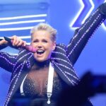 Xuxa Instagram - Foi daqui que pediram xou da Xuxa??? Sim, é isso mesmo que você leu! A eterna rainha dos baixinhos vai agitar o começo de 2024 com um show recheado de hits, direto do palco do Universo Spanta. #splash_uol #xoudaxuxa #xuxa #xuxameneghel