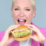Xuxa Instagram - Assim começa a nossa historia com sabor e nutrição, de dentro pra fora. 🌱 Alguns nos chamaram de loucos, outros simplesmente não entendem. Como que se explica um louco consciente? Por mim, por você e por nós.. pela vida do nosso planeta! 🌎 Questionamos, argumentamos e entendemos que precisamos mudar. Somos a soma de tudo aquilo que tocamos, produzimos, comemos e sabemos que cada ação deixa uma pegada no mundo. 🌳 Por isso escolhemos seguir em frente com o propósito de deixar rastros de felicidades e um mundo melhor para as futuras gerações.✨ Mudar a alimentação, para mudar o mundo, de mordida em mordida; Inovação com qualidade, saúde, sabor e uma pitada de heroísmo: o maior ato de amor é pensar no coletivo.💜 Dando um passo para o amanhã, construindo o hoje. Se sentir bem e fazer o bem.. o resto vem! Dá a primeira mordida, que o resto a gente garante! Vamos juntos dar um bloom?🍔🌱