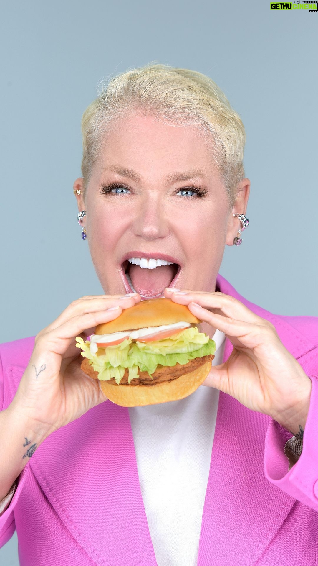 Xuxa Instagram - Assim começa a nossa historia com sabor e nutrição, de dentro pra fora. 🌱 Alguns nos chamaram de loucos, outros simplesmente não entendem. Como que se explica um louco consciente? Por mim, por você e por nós.. pela vida do nosso planeta! 🌎 Questionamos, argumentamos e entendemos que precisamos mudar. Somos a soma de tudo aquilo que tocamos, produzimos, comemos e sabemos que cada ação deixa uma pegada no mundo. 🌳 Por isso escolhemos seguir em frente com o propósito de deixar rastros de felicidades e um mundo melhor para as futuras gerações.✨ Mudar a alimentação, para mudar o mundo, de mordida em mordida; Inovação com qualidade, saúde, sabor e uma pitada de heroísmo: o maior ato de amor é pensar no coletivo.💜 Dando um passo para o amanhã, construindo o hoje. Se sentir bem e fazer o bem.. o resto vem! Dá a primeira mordida, que o resto a gente garante! Vamos juntos dar um bloom?🍔🌱
