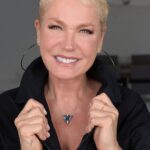 Xuxa Instagram - A CARAS Brasil completa 30 anos e para celebrar nossas três décadas elegemos 30 celebridades que representam a história da publicação para uma homenagem recheada de carinho e simbolismo: uma joia única especialmente desenhada pela designer Rosana Chinche. Xuxa Meneghel (@xuxameneghel) foi a primeira a receber o colar. E, mais uma vez, ficou clara sua intrínseca relação com a CARAS. “Minha cor preferida é azul. E estava pensando em fazer uma nova tatuagem com um triângulo. Nunca soube o porquê, mas tenho fascinação por quadrados e triângulos e agora entendi”, disse ela, lembrando que, além de beleza, o colar é carregado de significados. Em sua casa no Rio, a Rainha dos Baixinhos, nossa campeã de capas, relembrou sua trajetória impressa em nossas páginas. Veja a entrevista completa nos stories. 📷: Blad Meneghel Beleza: Edduh Moraes Estilo: Txiello