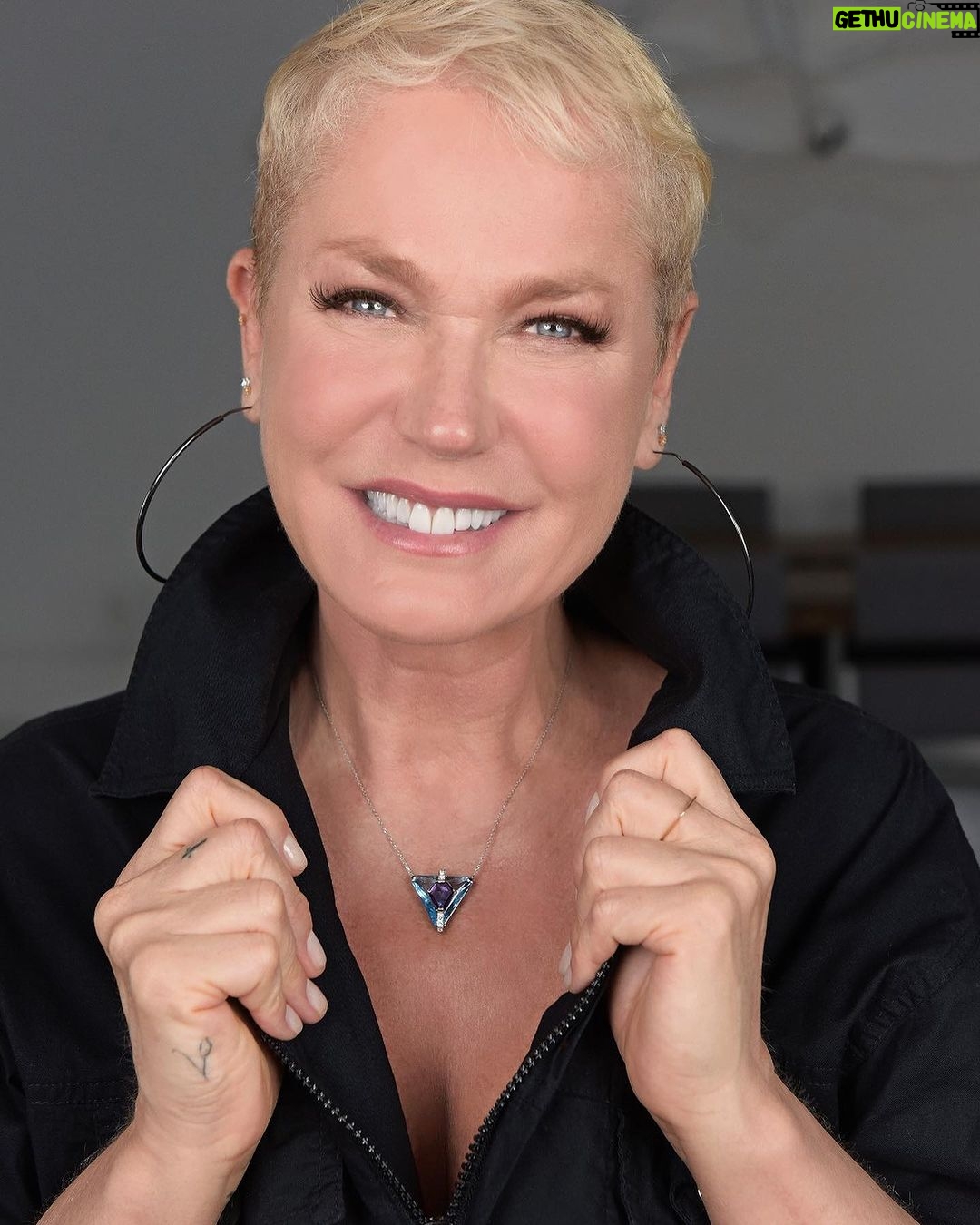 Xuxa Instagram - A CARAS Brasil completa 30 anos e para celebrar nossas três décadas elegemos 30 celebridades que representam a história da publicação para uma homenagem recheada de carinho e simbolismo: uma joia única especialmente desenhada pela designer Rosana Chinche. Xuxa Meneghel (@xuxameneghel) foi a primeira a receber o colar. E, mais uma vez, ficou clara sua intrínseca relação com a CARAS. “Minha cor preferida é azul. E estava pensando em fazer uma nova tatuagem com um triângulo. Nunca soube o porquê, mas tenho fascinação por quadrados e triângulos e agora entendi”, disse ela, lembrando que, além de beleza, o colar é carregado de significados. Em sua casa no Rio, a Rainha dos Baixinhos, nossa campeã de capas, relembrou sua trajetória impressa em nossas páginas. Veja a entrevista completa nos stories. 📷: Blad Meneghel Beleza: Edduh Moraes Estilo: Txiello