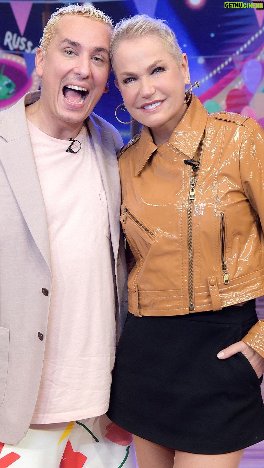 Xuxa Instagram - Ontem à noite foi só diversão 😂 E quem ainda não viu a participação da loira no Portugal Show, pode assistir no @globoplay +canais ❤✨ @rafaelportugal Equipe X