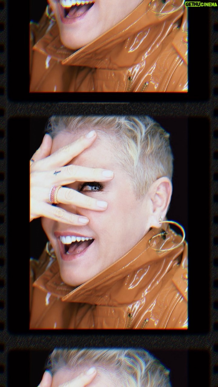 Xuxa Instagram - Hoje a noite tem nossa loira na estreia do novo programa do @rafaelportugal no @multishow 😍 Começa às 22:15, não perca!!! Equipe X