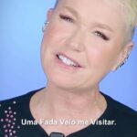 Xuxa Instagram - CHEGOU O DIA! 🧚🏻‍♂️ Todo mundo tá muito feliz com a estreia de #UmaFadaVeioMeVisitar nos cinemas de todo o Brasil! Já convida todos os seus amigos e corre pros cinemas para se divertir e se emocionar com essa história mágica, cheia de referências e um elenco maravilhoso. ✨ Te espero HOJE nos cinemas!