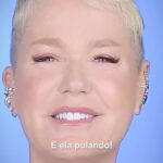 Xuxa Instagram - A espera está quase no fim! 🧚‍♀️ Faltam apenas 2 DIAS para #UmaFadaVeioMeVisitar chegar aos CINEMAS e a Rainha @xuxameneghel veio nos contar uma história diretamente dos sets de filmagem! Parece que quem roubou toda a cena foi a Doralice, não é mesmo!? 🐶💖 #UmaFadaVeioMeVisitar estreia QUINTA, somente nos cinemas. 💫
