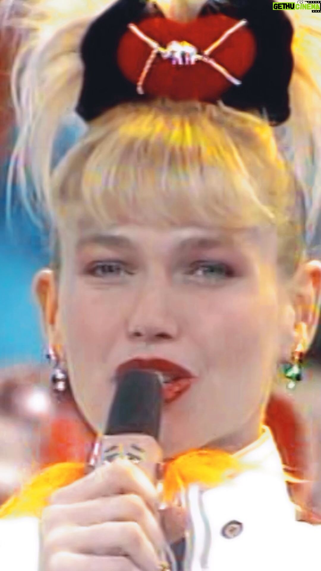 Xuxa Instagram - Dia 12 tá chegando! Faltam 3 dias para conferir @umafadaveiomevisitar nas telonas 🍿🧚♀️❤️ Equipe X