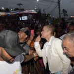 Xuxa Instagram - Hoje nossa loira acompanhou a sessão especial de Uma Fada Veio me Visitar no Morro de Adeus, no Complexo do Alemão (RJ). Os ingressos foram distribuídos grauitamente e o evento contou com diversas atividades, além da presença do @zegotinha 😍✨ 📸 @bladmeneghel Equipe X @umafadaveiomevisitar