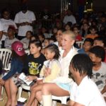 Xuxa Instagram - Hoje nossa loira acompanhou a sessão especial de Uma Fada Veio me Visitar no Morro de Adeus, no Complexo do Alemão (RJ). Os ingressos foram distribuídos grauitamente e o evento contou com diversas atividades, além da presença do @zegotinha 😍✨ 📸 @bladmeneghel Equipe X @umafadaveiomevisitar
