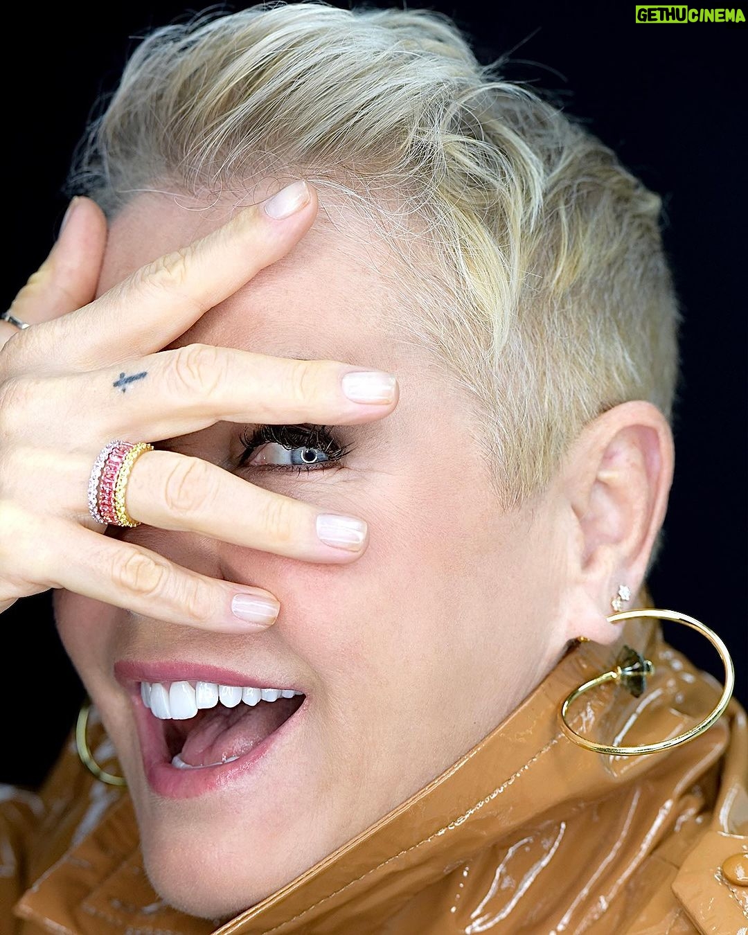 Xuxa Instagram - Photoshoot antes da participação no novo programa do @rafaelportugal ❤️💋 📸 @bladmeneghel Equipe X