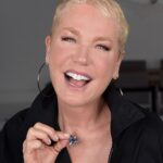 Xuxa Instagram - A CARAS Brasil completa 30 anos e para celebrar nossas três décadas elegemos 30 celebridades que representam a história da publicação para uma homenagem recheada de carinho e simbolismo: uma joia única especialmente desenhada pela designer Rosana Chinche. Xuxa Meneghel (@xuxameneghel) foi a primeira a receber o colar. E, mais uma vez, ficou clara sua intrínseca relação com a CARAS. “Minha cor preferida é azul. E estava pensando em fazer uma nova tatuagem com um triângulo. Nunca soube o porquê, mas tenho fascinação por quadrados e triângulos e agora entendi”, disse ela, lembrando que, além de beleza, o colar é carregado de significados. Em sua casa no Rio, a Rainha dos Baixinhos, nossa campeã de capas, relembrou sua trajetória impressa em nossas páginas. Veja a entrevista completa nos stories. 📷: Blad Meneghel Beleza: Edduh Moraes Estilo: Txiello