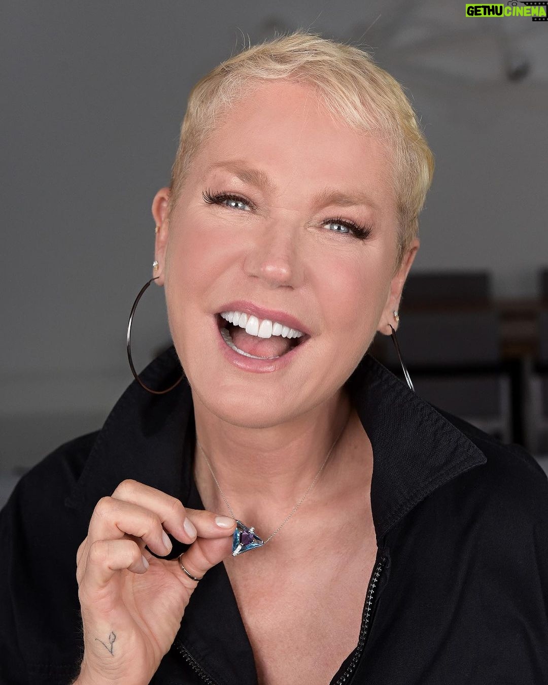 Xuxa Instagram - A CARAS Brasil completa 30 anos e para celebrar nossas três décadas elegemos 30 celebridades que representam a história da publicação para uma homenagem recheada de carinho e simbolismo: uma joia única especialmente desenhada pela designer Rosana Chinche. Xuxa Meneghel (@xuxameneghel) foi a primeira a receber o colar. E, mais uma vez, ficou clara sua intrínseca relação com a CARAS. “Minha cor preferida é azul. E estava pensando em fazer uma nova tatuagem com um triângulo. Nunca soube o porquê, mas tenho fascinação por quadrados e triângulos e agora entendi”, disse ela, lembrando que, além de beleza, o colar é carregado de significados. Em sua casa no Rio, a Rainha dos Baixinhos, nossa campeã de capas, relembrou sua trajetória impressa em nossas páginas. Veja a entrevista completa nos stories. 📷: Blad Meneghel Beleza: Edduh Moraes Estilo: Txiello
