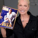 Xuxa Instagram - A CARAS Brasil completa 30 anos e para celebrar nossas três décadas elegemos 30 celebridades que representam a história da publicação para uma homenagem recheada de carinho e simbolismo: uma joia única especialmente desenhada pela designer Rosana Chinche. Xuxa Meneghel (@xuxameneghel) foi a primeira a receber o colar. E, mais uma vez, ficou clara sua intrínseca relação com a CARAS. “Minha cor preferida é azul. E estava pensando em fazer uma nova tatuagem com um triângulo. Nunca soube o porquê, mas tenho fascinação por quadrados e triângulos e agora entendi”, disse ela, lembrando que, além de beleza, o colar é carregado de significados. Em sua casa no Rio, a Rainha dos Baixinhos, nossa campeã de capas, relembrou sua trajetória impressa em nossas páginas. Veja a entrevista completa nos stories. 📷: Blad Meneghel Beleza: Edduh Moraes Estilo: Txiello