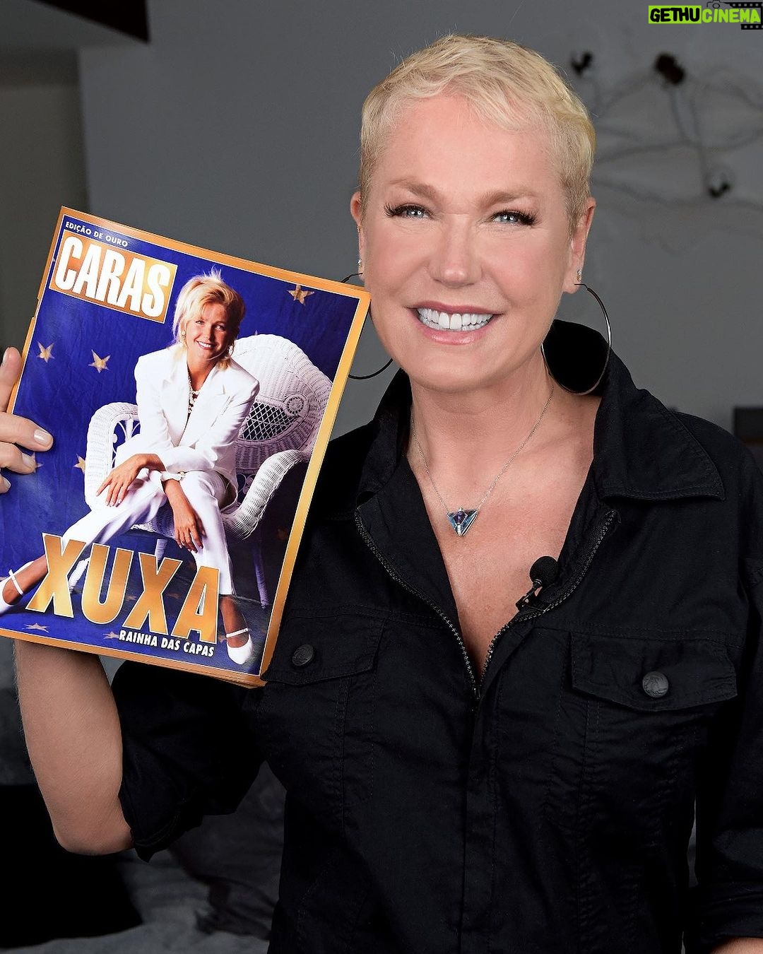 Xuxa Instagram - A CARAS Brasil completa 30 anos e para celebrar nossas três décadas elegemos 30 celebridades que representam a história da publicação para uma homenagem recheada de carinho e simbolismo: uma joia única especialmente desenhada pela designer Rosana Chinche. Xuxa Meneghel (@xuxameneghel) foi a primeira a receber o colar. E, mais uma vez, ficou clara sua intrínseca relação com a CARAS. “Minha cor preferida é azul. E estava pensando em fazer uma nova tatuagem com um triângulo. Nunca soube o porquê, mas tenho fascinação por quadrados e triângulos e agora entendi”, disse ela, lembrando que, além de beleza, o colar é carregado de significados. Em sua casa no Rio, a Rainha dos Baixinhos, nossa campeã de capas, relembrou sua trajetória impressa em nossas páginas. Veja a entrevista completa nos stories. 📷: Blad Meneghel Beleza: Edduh Moraes Estilo: Txiello