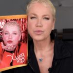 Xuxa Instagram - A CARAS Brasil completa 30 anos e para celebrar nossas três décadas elegemos 30 celebridades que representam a história da publicação para uma homenagem recheada de carinho e simbolismo: uma joia única especialmente desenhada pela designer Rosana Chinche. Xuxa Meneghel (@xuxameneghel) foi a primeira a receber o colar. E, mais uma vez, ficou clara sua intrínseca relação com a CARAS. “Minha cor preferida é azul. E estava pensando em fazer uma nova tatuagem com um triângulo. Nunca soube o porquê, mas tenho fascinação por quadrados e triângulos e agora entendi”, disse ela, lembrando que, além de beleza, o colar é carregado de significados. Em sua casa no Rio, a Rainha dos Baixinhos, nossa campeã de capas, relembrou sua trajetória impressa em nossas páginas. Veja a entrevista completa nos stories. 📷: Blad Meneghel Beleza: Edduh Moraes Estilo: Txiello