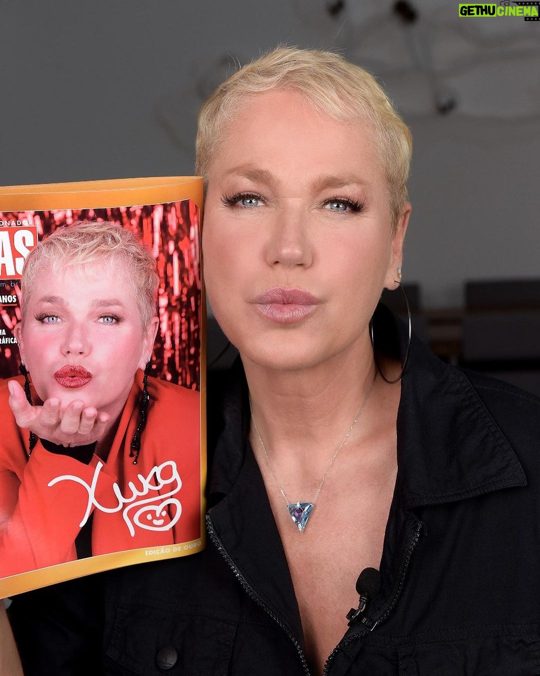 Xuxa Instagram - A CARAS Brasil completa 30 anos e para celebrar nossas três décadas elegemos 30 celebridades que representam a história da publicação para uma homenagem recheada de carinho e simbolismo: uma joia única especialmente desenhada pela designer Rosana Chinche. Xuxa Meneghel (@xuxameneghel) foi a primeira a receber o colar. E, mais uma vez, ficou clara sua intrínseca relação com a CARAS. “Minha cor preferida é azul. E estava pensando em fazer uma nova tatuagem com um triângulo. Nunca soube o porquê, mas tenho fascinação por quadrados e triângulos e agora entendi”, disse ela, lembrando que, além de beleza, o colar é carregado de significados. Em sua casa no Rio, a Rainha dos Baixinhos, nossa campeã de capas, relembrou sua trajetória impressa em nossas páginas. Veja a entrevista completa nos stories. 📷: Blad Meneghel Beleza: Edduh Moraes Estilo: Txiello