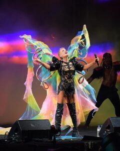 Xuxa Instagram - Foi lindo demais… Bgda pela energia e o carinho de todos vcs!!! 🤟💋❌ @spantanenem 📸 @bladmeneghel